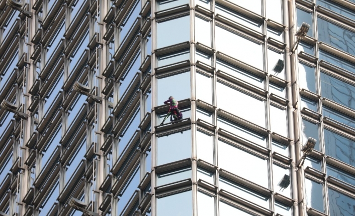 Fransız ’Örümcek Adam’ bu kez Hong Kong’da gökdelene tırmandı