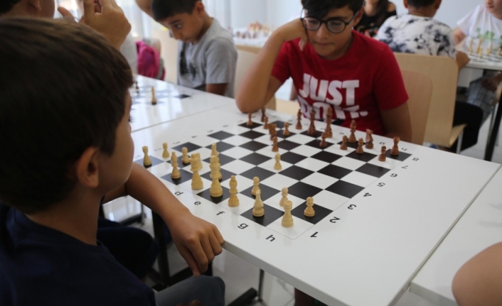 Gençler Haliliye Belediyesi ile satranç öğreniyor