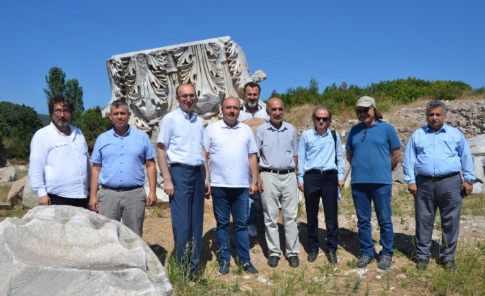 Kaymakam Yazar ve Rektör Özdemir, Kyzikos’u ziyaret etti