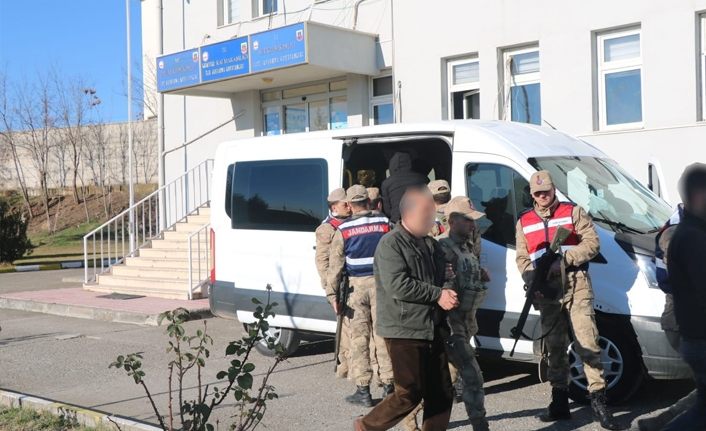 Diyarbakır'da 12 terörist gözaltına alındı