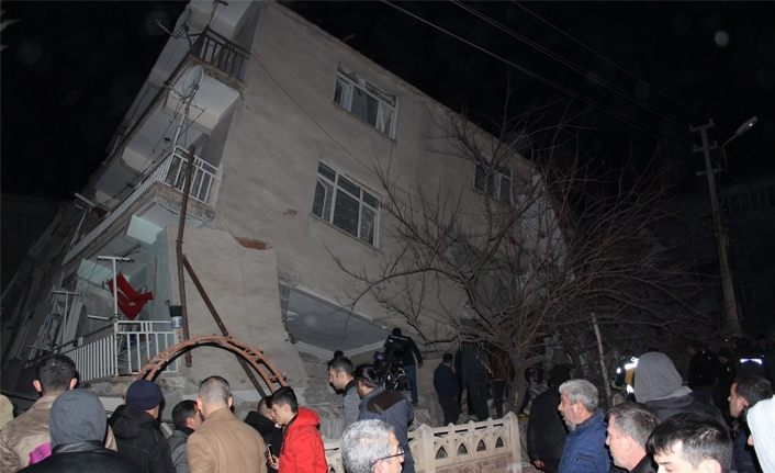 Elazığ'da şiddetli deprem: 22 ölü, 1030 yaralı