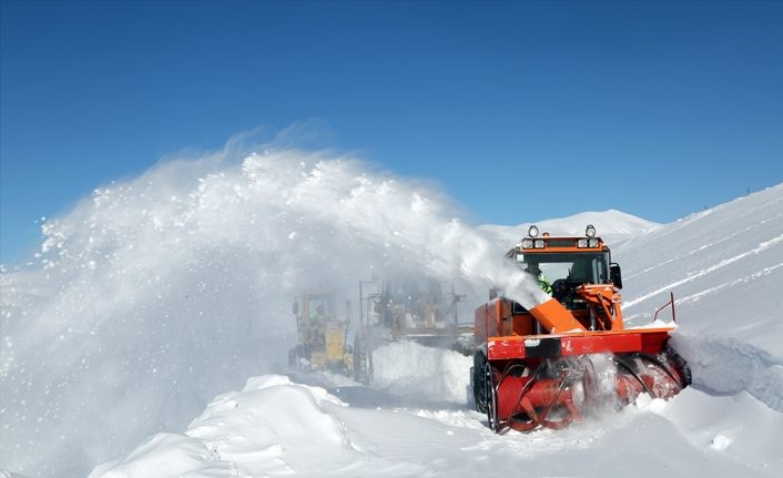Türkiye'nin en soğuk ilçesi Çaldıran'da zorlu kar çalışması