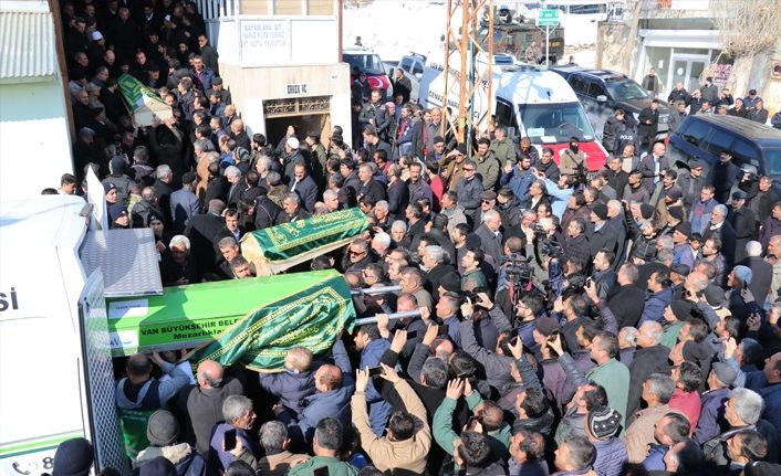 Bakan Soylu depremde ölenlerin cenaze törenine katıldı | Van haber