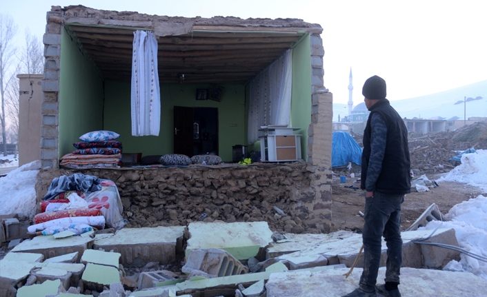 İki depremin yaşandığı köyde sağlam ev kalmadı | Van haber