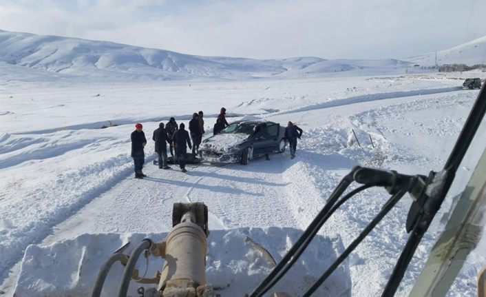 Karda mahsur kalanların imdadına belediye ekipleri yetişti | Van haber