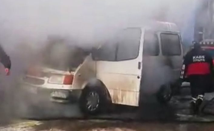 Kars'ta donan minibüsün altında ateş yaktılar