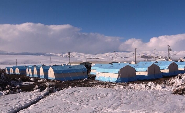 Kurulan çadır bölgesinin en neşelileri yine çocuklar | Van haber