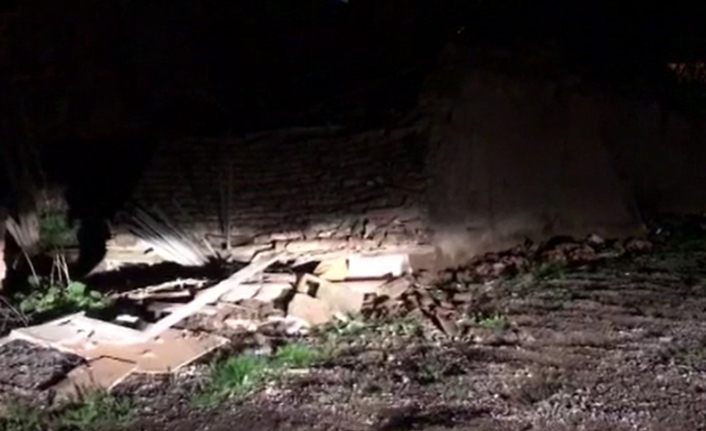 Manisa'daki 4.8'lik depremde metruk bir bina çöktü