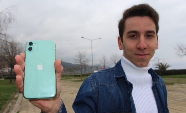 Lise öğrencisi Gürkan Cebeci, akıllı telefonun 'Siri' özelliğindeki bir açığı buldu