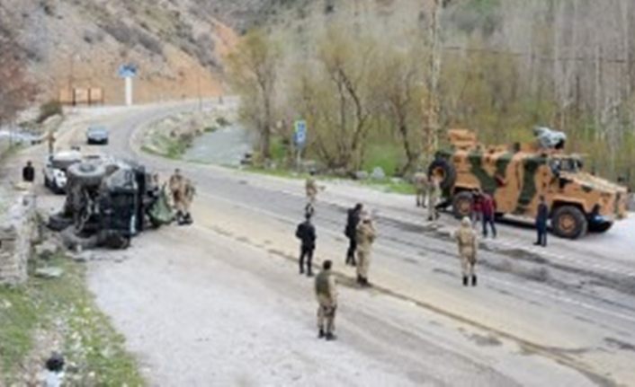 Çatak'ta askeri araç devrildi: 6 yaralı