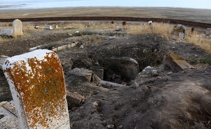 Dünya koronavirüsü konuşurken, define avcıları Van'da mezarlık alanı tahrip etti