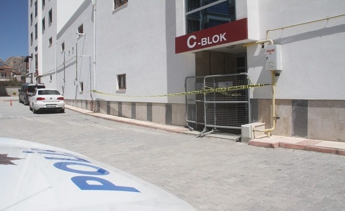 Elazığ'da 7 katlı apartman karantinaya alındı