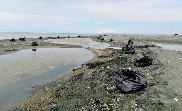 Van Gölü sahillerinde 100 ton atık çöp toplandı