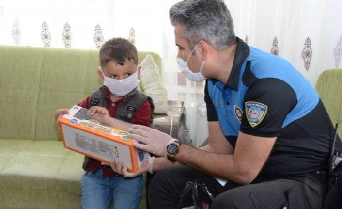 Van'da polisten korkarak kaçan çocuğu yine polis teselli etti