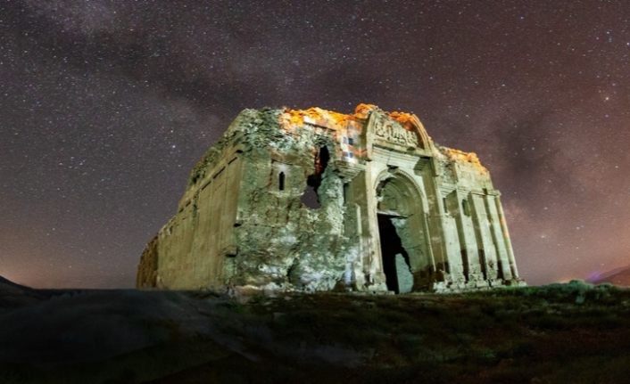 Bin 700 yıllık kilise, ilk kez gece fotoğraflandı