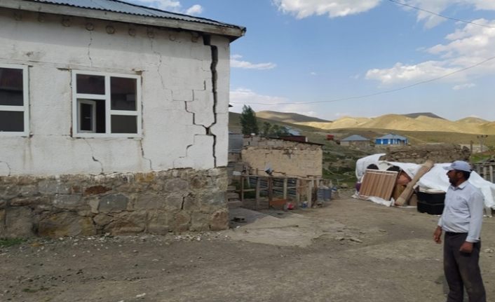 Depremzedeler hasar gören evlerini boşaltıyor