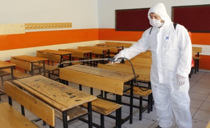 Erciş Belediyesi YKS öncesi okulları dezenfekte etti