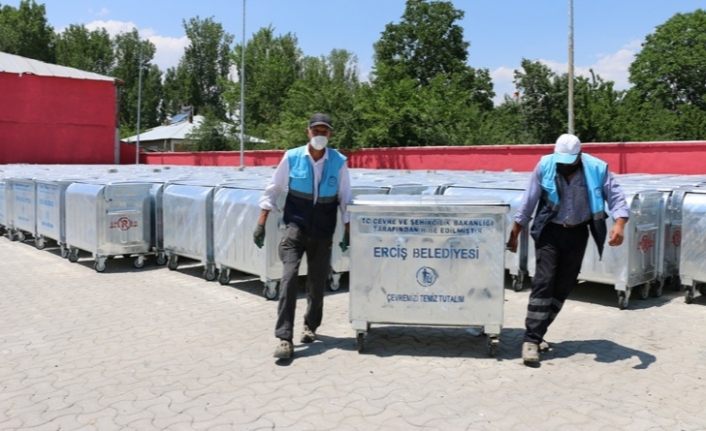 Erciş'te çöp konteynerleri yenilendi