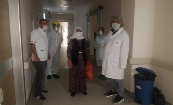 Özalp'teki son korona hastası alkışlarla taburcu edildi