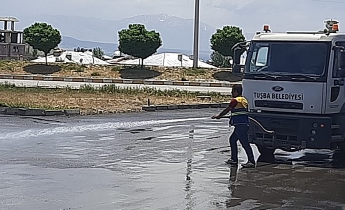 Tuşba Belediyesi ilaçlı suyla caddeleri yıkıyor