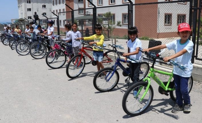 Babasız çocukların bisiklet sevinci