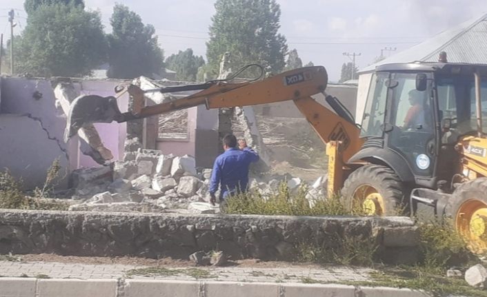 Çaldıran'da metruk yapıların yıkımı sürüyor