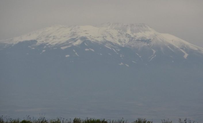 Temmuz ayında Süphan Dağı'na kar yağdı