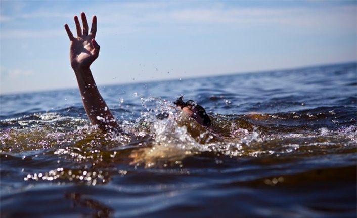 Botu devrilince Van Gölü'ne düşen bir kişi boğuldu