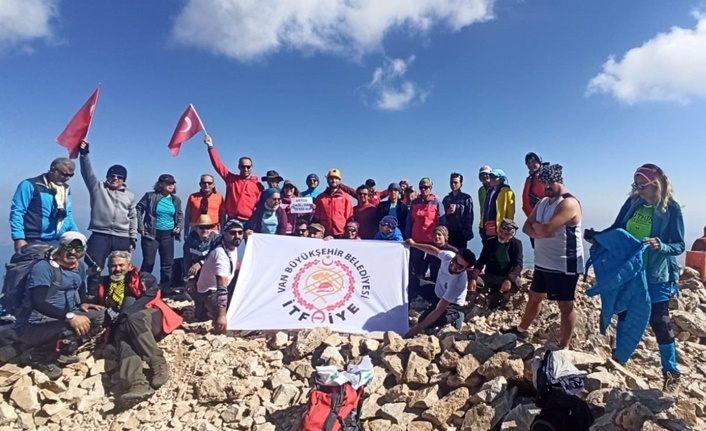 Van Büyükşehir Belediyesinin itfaiyecileri Ağrı Dağı'na tırmanacak