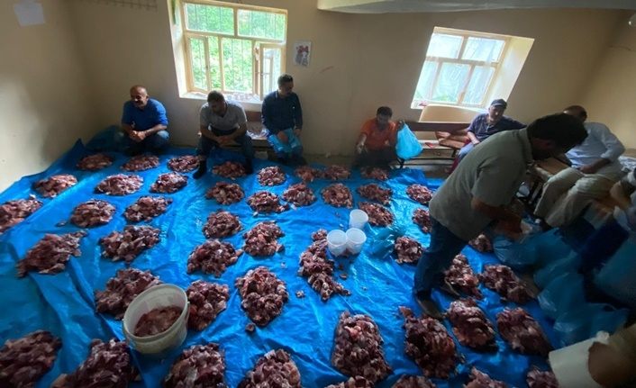 Van'da kurban eti dağıtma geleneği asırlardır sürüyor