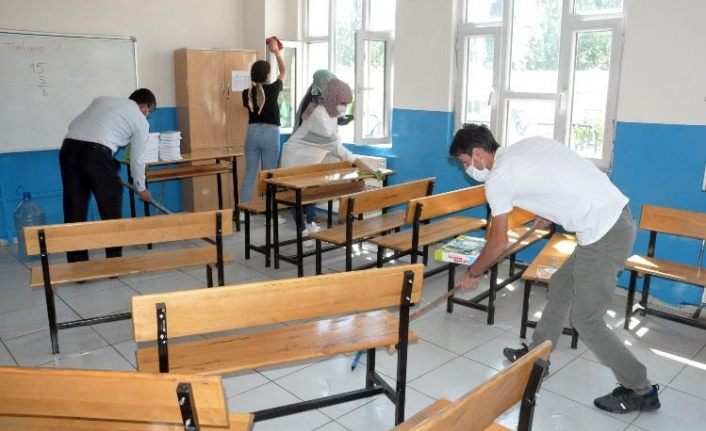 Fedakar öğretmenler okullarını eğitime hazırlıyor