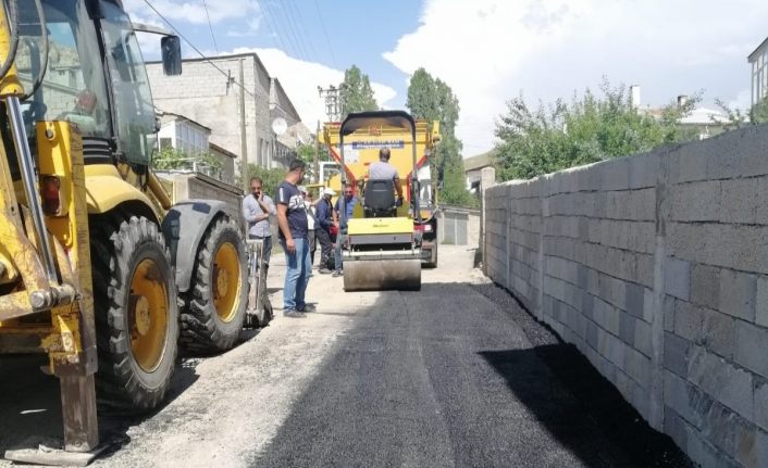 Tuşba’da asfalt çalışmaları aralıksız devam ediyor