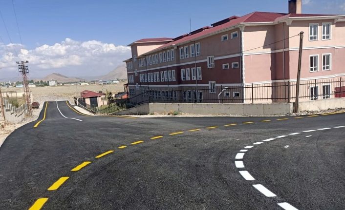 Van Büyükşehir, Gürpınar’da 13,5 kilometrelik yolu asfaltlıyor  