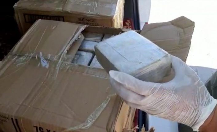 Van'da ‘Dur’ ihtarına uymayan araçta 56 kilo eroin ele geçirildi