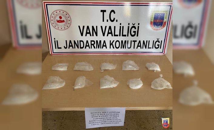 Van'da yakalanan 78 kaçak göçmenlerin çantasından 1 kilo metamfetamin ele geçirildi