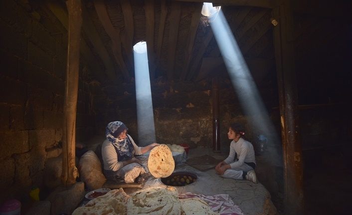Bitlis'te köy kadınlarının zorlu tandır ekmeği yapma telaşı