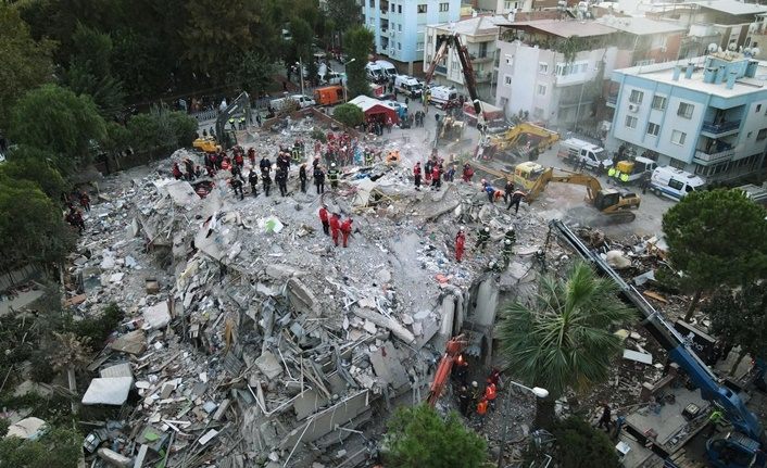 İzmir'de 6.6 büyüklüğünde deprem
