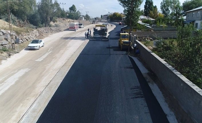 Erciş'te asfalt kaplama çalışmaları devam ediyor