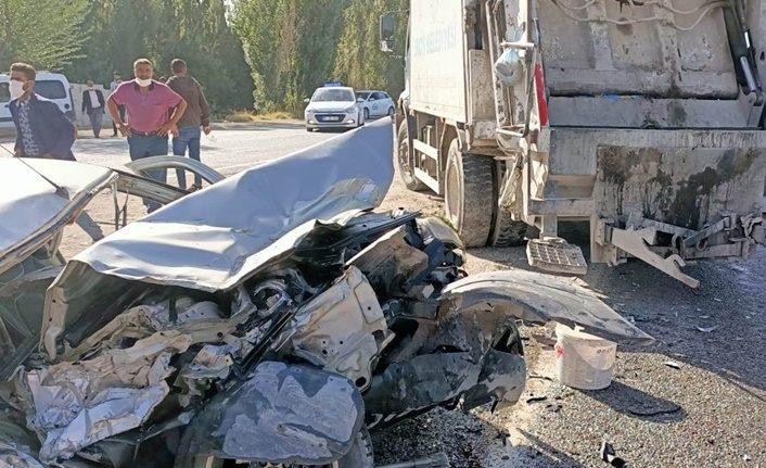 Erciş'te otomobil çöp kamyonuna çarptı: 2 yaralı
