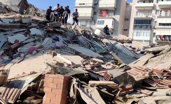 İzmir'den yürek yakan görüntüler! Çöken binaların başında feryatlar yükseliyor