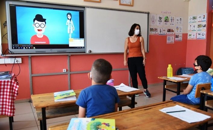 Sağlıkçılardan öğretmen ve öğrencilere koronavirüs eğitimi
