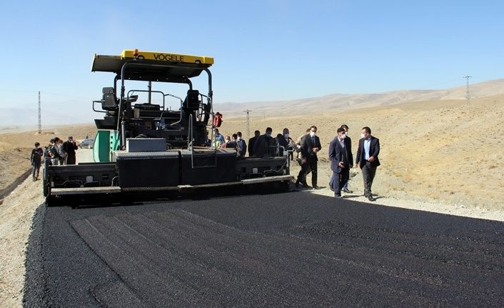 Van Büyükşehir Belediyesi Taşkonak Mahalle yolunu asfaltlıyor