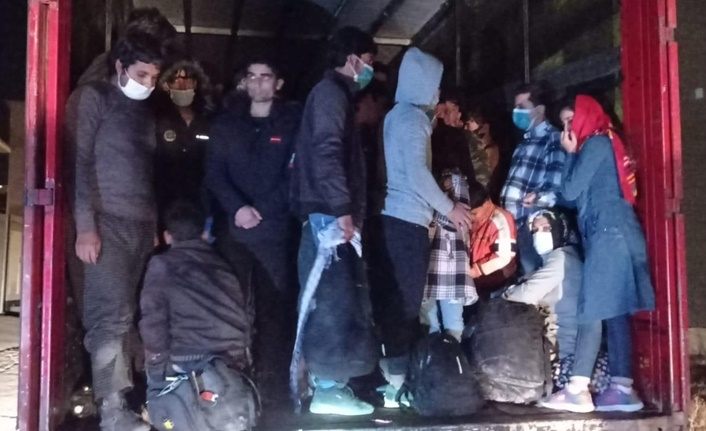 Van'da, TIR'la göçmen kaçakçılığı polise takıldı