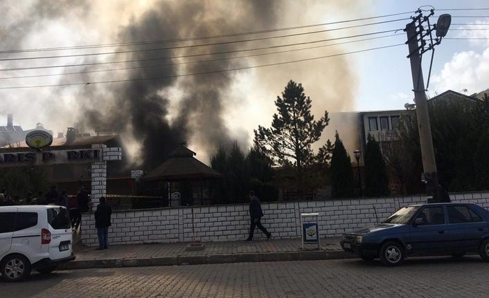 Özalp'ta sabah karşı başlayan yangın devam ediyor