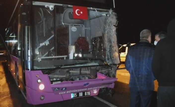 Van'da kaçak mülteci taşıyan minibüs kaza yaptı: 1 ölü, 5 yaralı