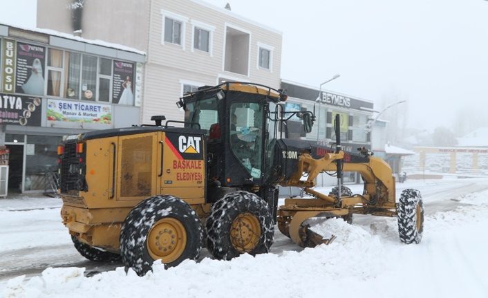 Başkale'de kar yağışı! 22 yerleşim yerinin yolu ulaşıma kapandı