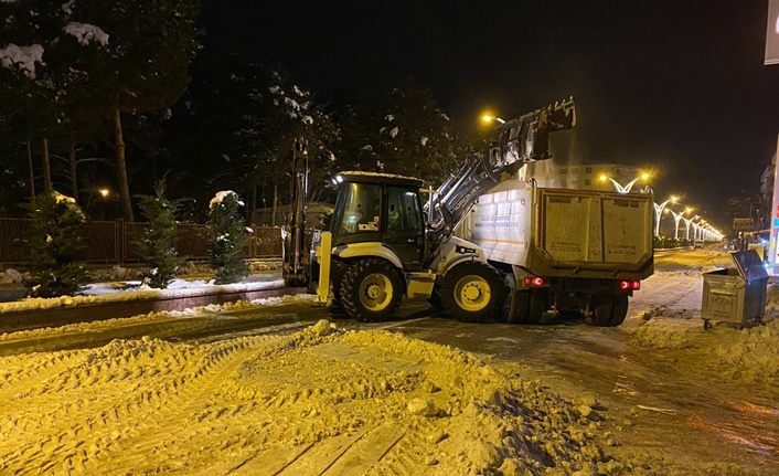 Erciş Belediyesi kar temizleme çalışmalarını sürdürüyor