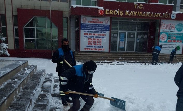 Erciş Belediyesi'nden karla mücadele çalışması