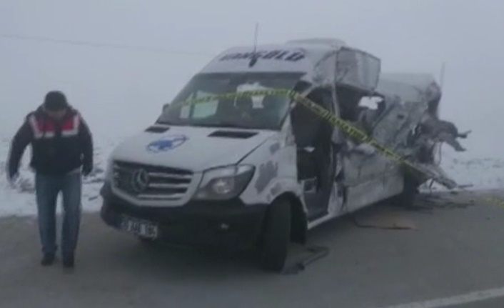 Hakkari'de yolcu minibüsü ile TIR çarpıştı: 4 ölü, 5 yaralı