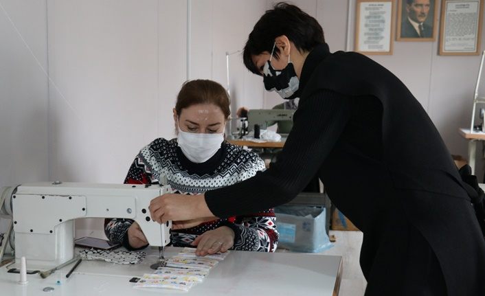 Tuşba'da kadınlar maske üretiyor